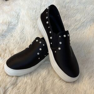 Topline womens trishi sneaker’s Black and white low top size 7.5